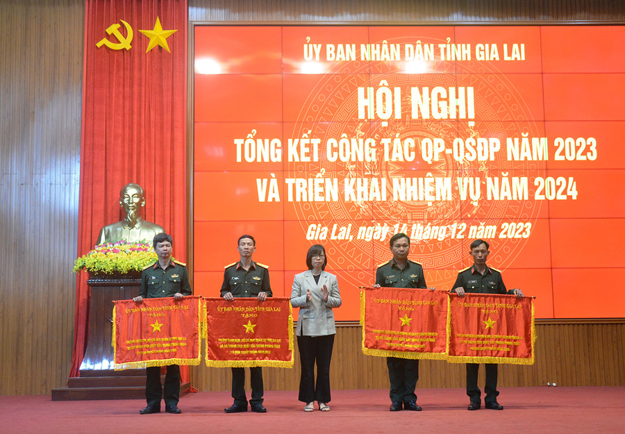 Phó Chủ tịch UBND tỉnh Nguyễn Thị Thanh Lịch (giữa) trao cờ thi đua của UBND tỉnh cho 4 tập thể. Ảnh: V.H Phó Chủ tịch UBND tỉnh Nguyễn Thị Thanh Lịch (giữa) trao cờ thi đua của UBND tỉnh cho 4 tập thể. Ảnh: V.H