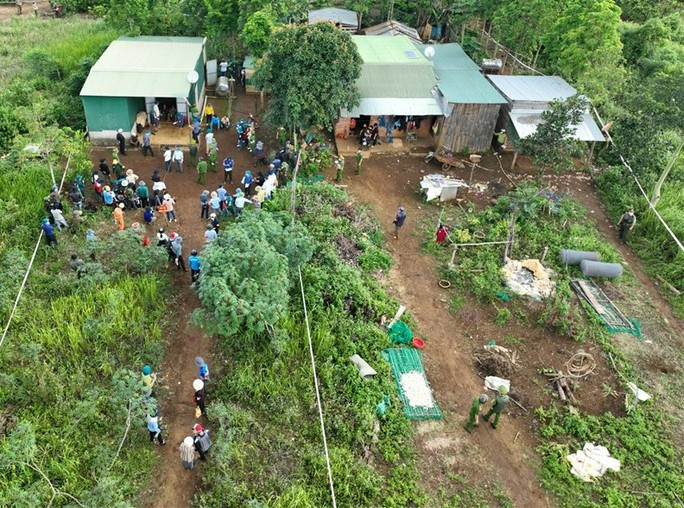 Người đàn ông chiếm hơn 38.000 m2 đất rừng, bị xử phạt 105 triệu đồng - Ảnh 1. Lực lượng chức năng cưỡng chế các trường hợp lấn chiếm đất rừng ở xã Quảng Sơn, huyện Đắk Glong