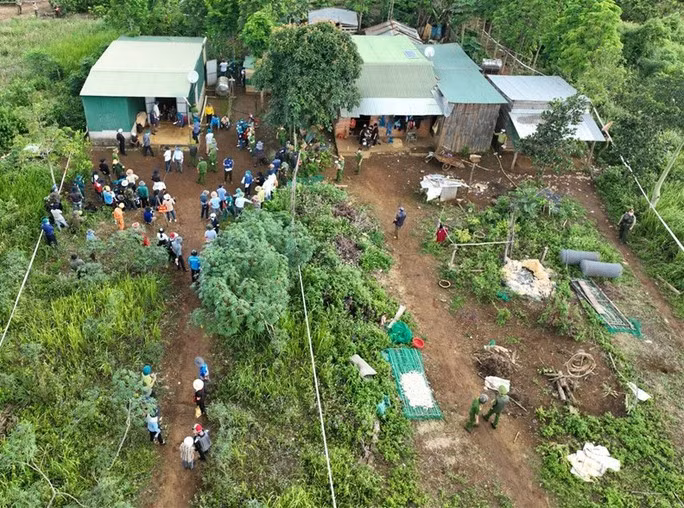 Lực lượng chức năng cưỡng chế các trường hợp lấn chiếm đất rừng ở xã Quảng Sơn, huyện Đắk Glong