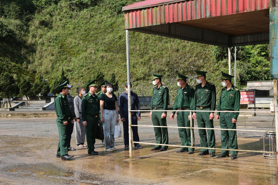 Cán bộ Bộ đội Biên phòng đón các nạn nhân tại Cửa khẩu quốc tế Cầu Treo Cán bộ Bộ đội Biên phòng đón các nạn nhân tại Cửa khẩu quốc tế Cầu Treo