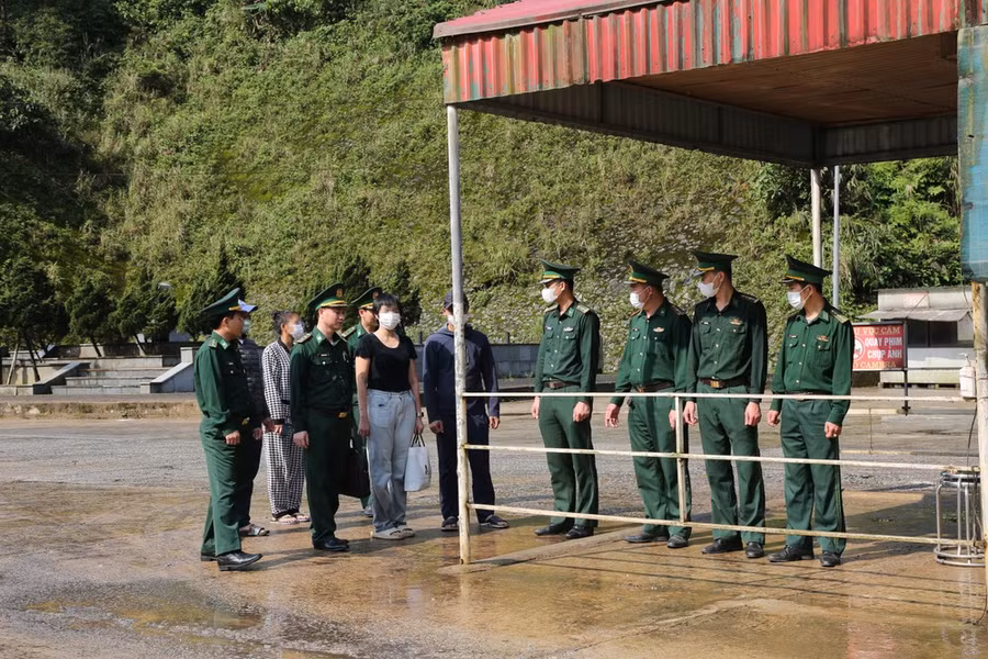 Cán bộ Bộ đội Biên phòng đón các nạn nhân tại Cửa khẩu quốc tế Cầu Treo