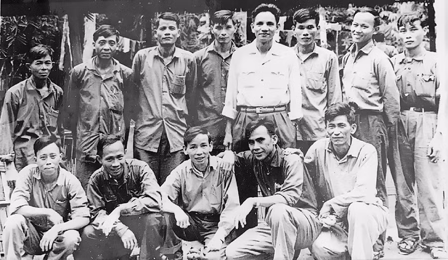 Anh Lê Thanh Hiển (hàng đứng, thứ hai từ phải sang) chụp ảnh cùng đồng đội (ảnh tư liệu).