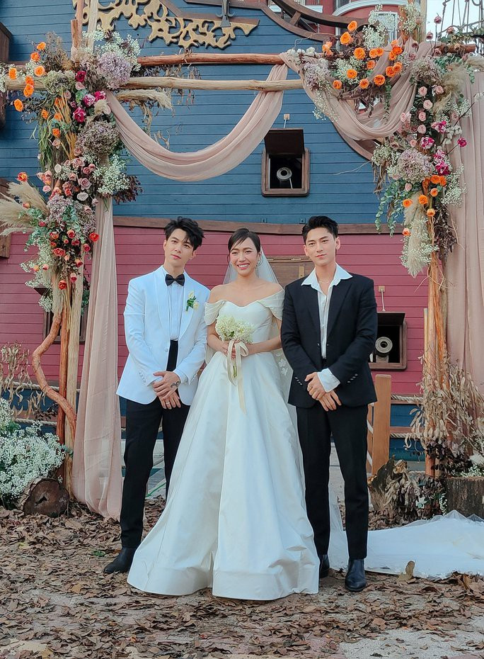 Cả hai đám cưới năm 2022, nhận lời chúc phúc từ đồng nghiệp, khán giả