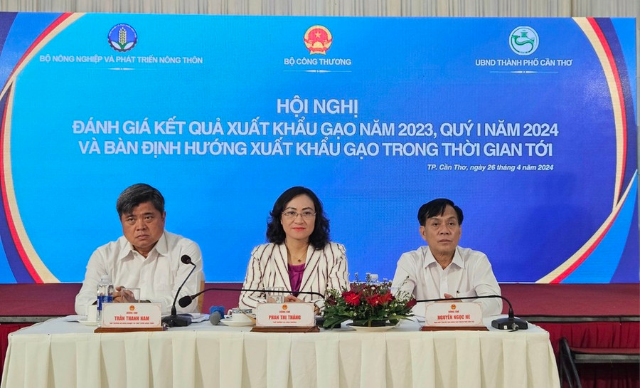 Hội nghị về xuất khẩu gạo do Bộ Công Thương phối hợp với tỉnh Cần Thơ tổ chức ngày 26/4. (Ảnh: PV/Vietnam+) Hội nghị về xuất khẩu gạo do Bộ Công Thương phối hợp với tỉnh Cần Thơ tổ chức ngày 26/4. (Ảnh: PV/Vietnam+)