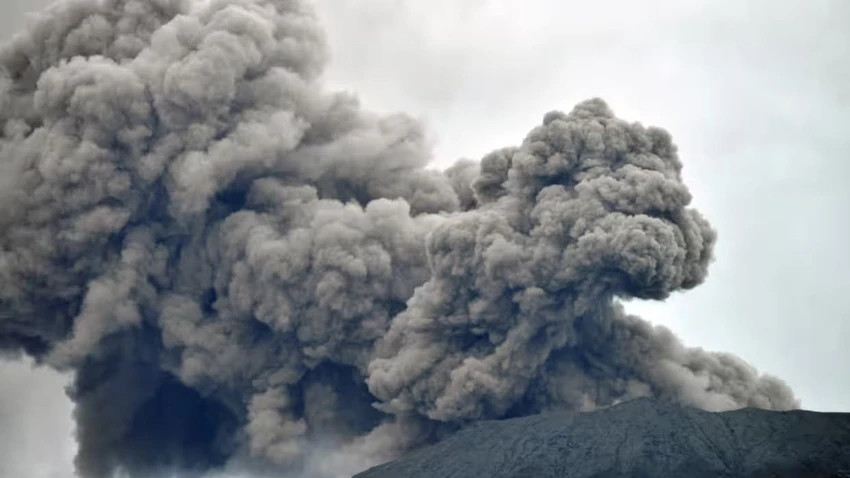 Núi lửa Marapi (Indonesia) phun trào hôm 3-12 khiến 11 người leo núi thiệt mạng. Ảnh: REUTERS