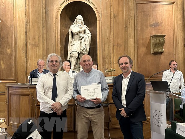 Giáo sư Marc Chardin nhận giải thưởng do Viện Hàn lâm Khoa học Pháp trao tặng. (Ảnh: Nguyễn Thu Hà/TTXVN)