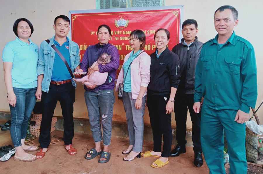 Nhờ Ủy ban MTTQ Việt Nam xã cũng như các hội, đoàn thể quan tâm, nhiều hộ nghèo ở xã Tân Sơn được hỗ trợ sinh kế kịp thời, ổn định cuộc sống. Ảnh đơn vị cung cấp Nhờ Ủy ban MTTQ Việt Nam xã cũng như các hội, đoàn thể quan tâm, nhiều hộ nghèo ở xã Tân Sơn được hỗ trợ sinh kế kịp thời, ổn định cuộc sống. Ảnh đơn vị cung cấp