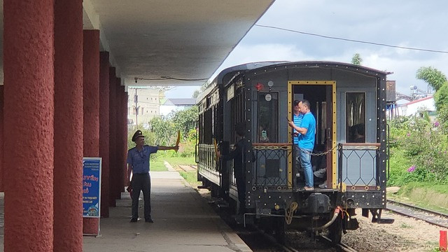 Hành khách có vé đi tàu sẽ được miễn phí vé vào cổng. ẢNH: GIA BÌNH Hành khách có vé đi tàu sẽ được miễn phí vé vào cổng. ẢNH: GIA BÌNH