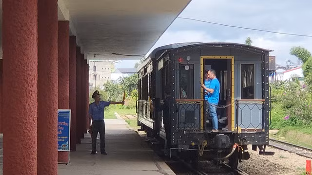 Hành khách có vé đi tàu sẽ được miễn phí vé vào cổng. ẢNH: GIA BÌNH