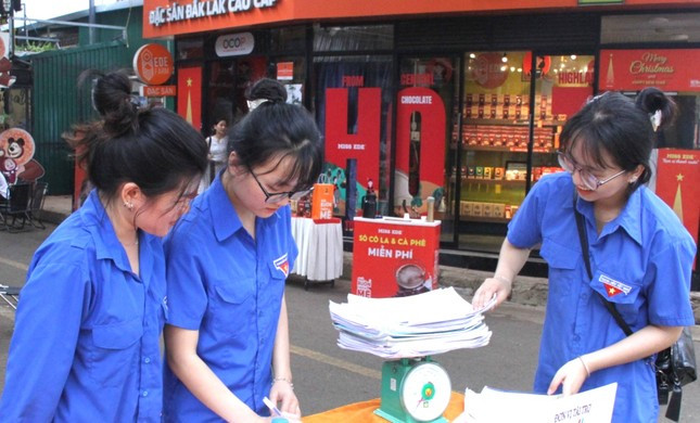 Gian hàng đổi giấy vụn, sách cũ lấy sen đá Gian hàng đổi giấy vụn, sách cũ lấy sen đá