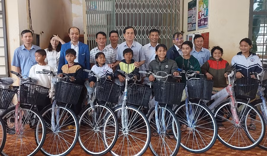 Đồng chí Võ Thanh Hùng (đứng giữa) tặng xe đạp cho các em học sinh Trường Tiểu học và THCS Trần Hưng Đạo (xã Al Bá, huyện Chư Sê). Ảnh: Hoàng Viên