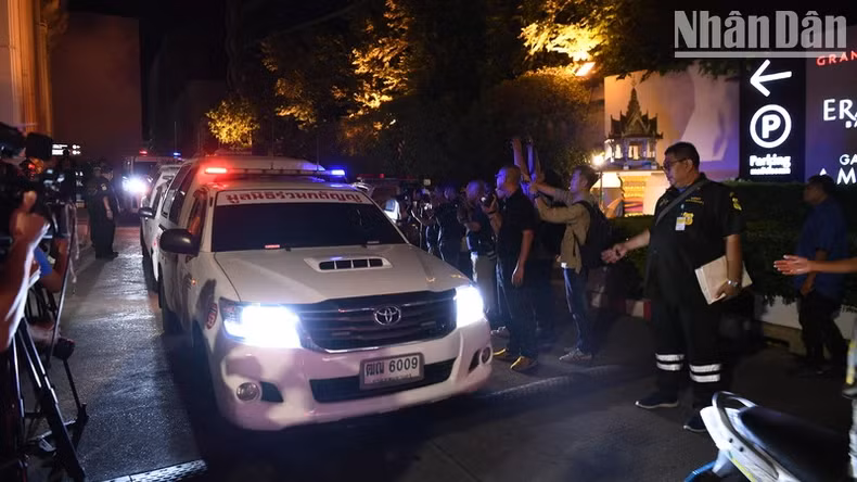 Đoàn 6 xe cứu thương đưa 6 thi thể rời khách sạn đến bệnh viện Chulalongkorn để thực hiện việc khám nghiệm tử thi. (Ảnh: XUÂN SƠN)