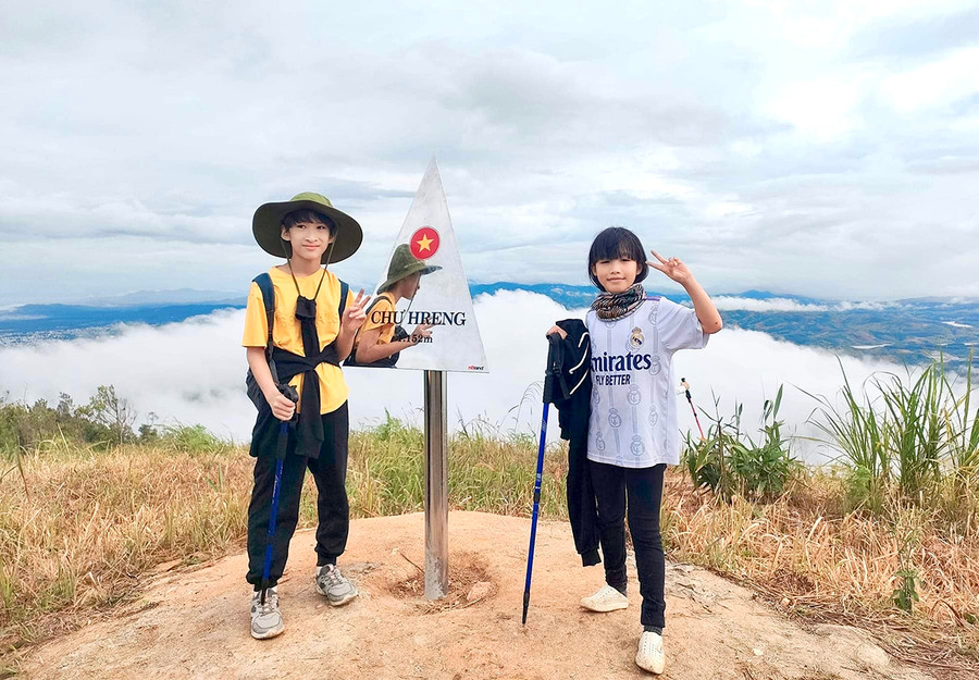 Các thành viên nhỏ tuổi trong đoàn leo núi và biển mây trên đỉnh Chư Hreng (ảnh NVCC) Các thành viên nhỏ tuổi trong đoàn leo núi và biển mây trên đỉnh Chư Hreng (ảnh NVCC)