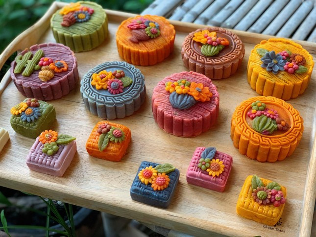 Theo chị Hòa, bánh trung thu hiện đại thể hiện được màu sắc hơn nhưng thường phải mất công làm gấp 2 lần so với bánh truyền thống. Theo chị Hòa, bánh trung thu hiện đại thể hiện được màu sắc hơn nhưng thường phải mất công làm gấp 2 lần so với bánh truyền thống.