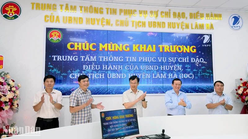 Các đại biểu thực hiện nghi thức khai trương Trung tâm IOC huyện Lâm Hà.