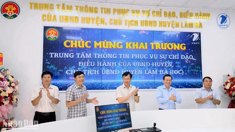 Các đại biểu thực hiện nghi thức khai trương Trung tâm IOC huyện Lâm Hà.