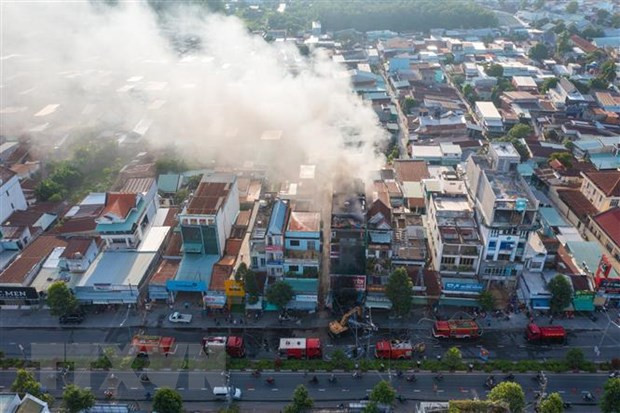 Công an huyện Gò Dầu và huyện Bến Cầu huy động 9 xe chữa cháy, xe cứu hộ, xe tiếp nước cùng 54 cán bộ chiến sỹ đến hiện trường. (Ảnh: TTXVN phát) Công an huyện Gò Dầu và huyện Bến Cầu huy động 9 xe chữa cháy, xe cứu hộ, xe tiếp nước cùng 54 cán bộ chiến sỹ đến hiện trường. (Ảnh: TTXVN phát)