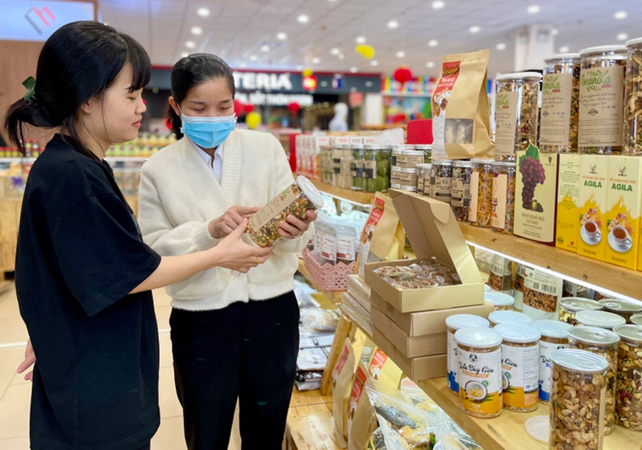 Nhiều sản phẩm đặc sản, đặc trưng của tỉnh được trưng bày và giới thiệu tại các điểm bán hàng Việt, hàng OCOP. Ảnh: Vũ Thảo Nhiều sản phẩm đặc sản, đặc trưng của tỉnh được trưng bày và giới thiệu tại các điểm bán hàng Việt, hàng OCOP. Ảnh: Vũ Thảo