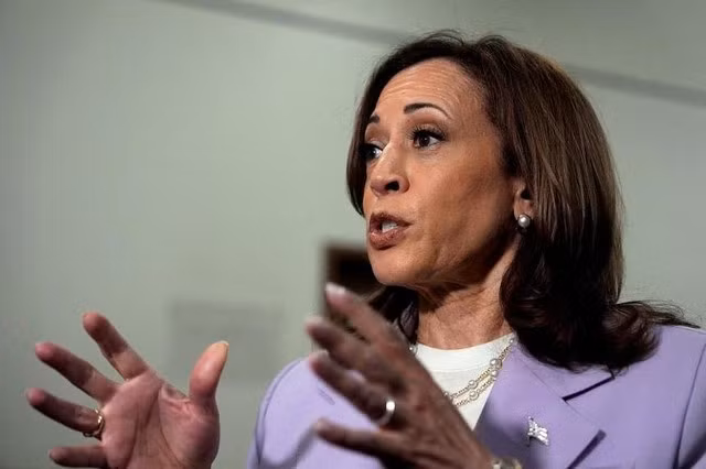 Theo một cuộc khảo sát được công bố hôm 14-8, Phó Tổng thống Kamala Harris đang dẫn trước cựu Tổng thống Donald Trump ở 5 trong số 7 bang chiến địa. Ảnh: Reuters Theo một cuộc khảo sát được công bố hôm 14-8, Phó Tổng thống Kamala Harris đang dẫn trước cựu Tổng thống Donald Trump ở 5 trong số 7 bang chiến địa. Ảnh: Reuters