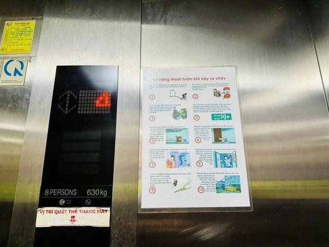 Kỹ năng thoát hiểm khi xảy ra cháy cũng được dán ở một hệ thống thang máy. Ảnh DƯƠNG LAN Kỹ năng thoát hiểm khi xảy ra cháy cũng được dán ở một hệ thống thang máy. Ảnh DƯƠNG LAN