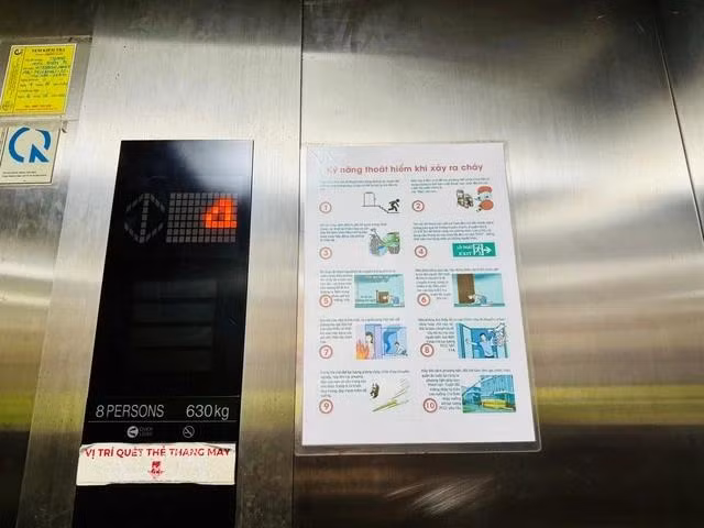 Kỹ năng thoát hiểm khi xảy ra cháy cũng được dán ở một hệ thống thang máy. Ảnh DƯƠNG LAN