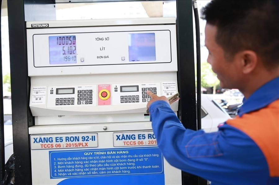 Giá xăng dầu dự báo giảm mạnh trong phiên điều chỉnh ngày mai. Ảnh: Hải Nguyễn Giá xăng dầu dự báo giảm mạnh trong phiên điều chỉnh ngày mai. Ảnh: Hải Nguyễn