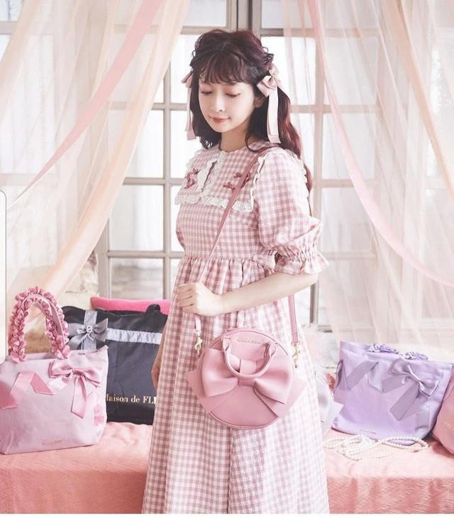 Rực rỡ một cách nhẹ nhàng, các tín đồ theo phong cách Otome luôn thường trực vẻ ngoài nữ tính, sáng sủa. Ảnh: DOMINICAN