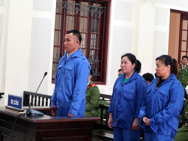 Đậu Thị Hoan (1971), Moong Văn Thạch (1977), cùng trú xã Chiêu Lưu, huyện Kỳ Sơn và Lộc Thị May (1975, trú xã Hữu Kiệm, huyện Kỳ Sơn, Nghệ An) bị TAND tỉnh Nghệ An xét xử về tội “Mua bán người”.