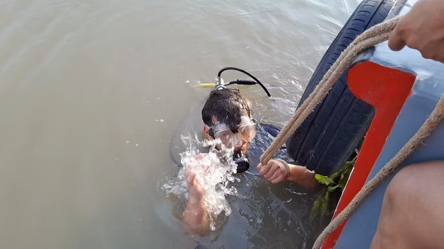 Đưa người nhái của lực lượng PCCC- CHCN lặn tìm các nạn nhân mất tích do đuối nước trên sông Sài Gòn đoạn qua tỉnh Bình Dương. (Ảnh: Dương Chí Tưởng/TTXVN)