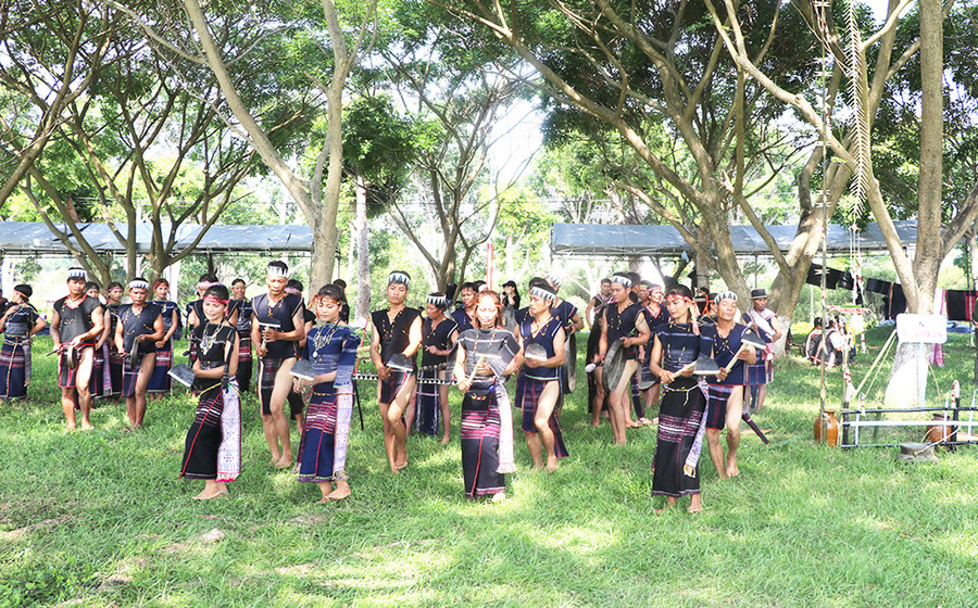 Một tiết mục biểu diễn của đoàn nghệ nhân xã Phú An tại ngày hội. Ảnh: N.M Một tiết mục biểu diễn của đoàn nghệ nhân xã Phú An tại ngày hội. Ảnh: N.M