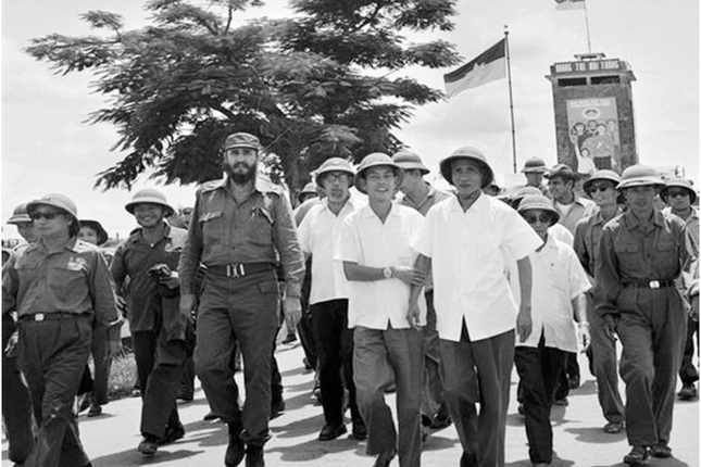 Chủ tịch Cuba Fidel Castro và Thủ tướng Phạm Văn Đồng thăm thị xã Đông Hà năm 1973 Ảnh: SỸ SÔ Chủ tịch Cuba Fidel Castro và Thủ tướng Phạm Văn Đồng thăm thị xã Đông Hà năm 1973 Ảnh: SỸ SÔ