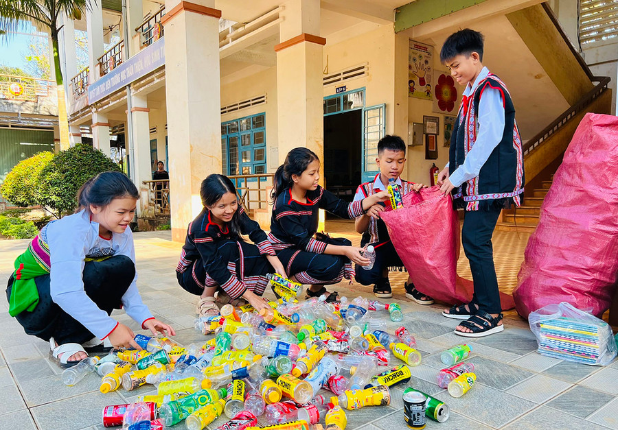 Các em học sinh Trường THCS Dân tộc nội trú huyện Ia Grai phân loại chai nhựa để bán gây quỹ. Ảnh: M.N Các em học sinh Trường THCS Dân tộc nội trú huyện Ia Grai phân loại chai nhựa để bán gây quỹ. Ảnh: M.N