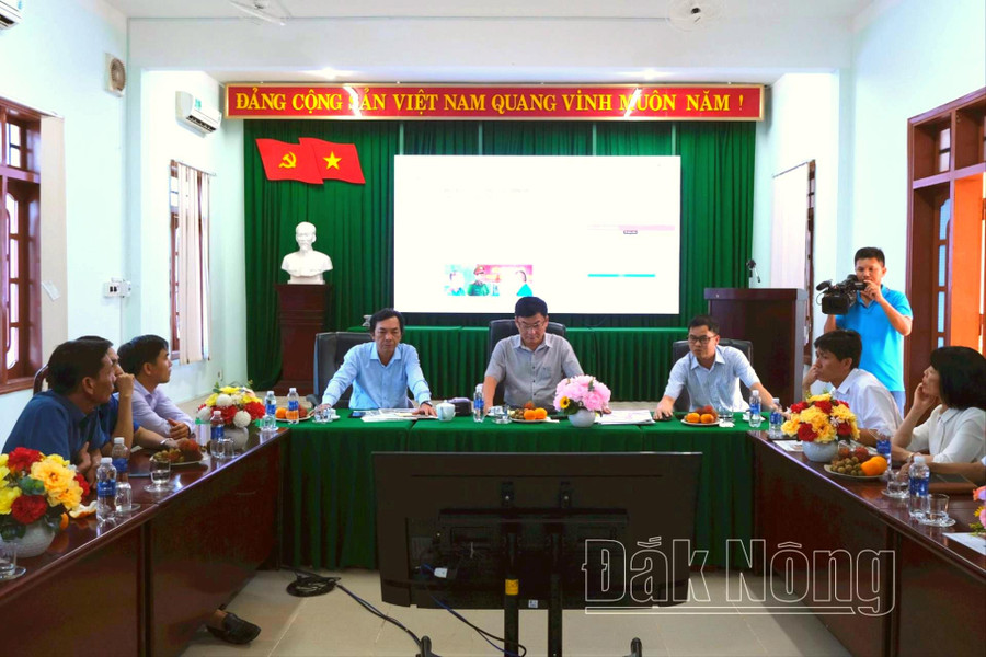 Ban Biên tập Báo Đắk Nông giới thiệu với Đoàn công tác Báo Gia Lai về mô hình tòa soạn hội tụ của Báo Đắk Nông Ban Biên tập Báo Đắk Nông giới thiệu với Đoàn công tác Báo Gia Lai về mô hình tòa soạn hội tụ của Báo Đắk Nông