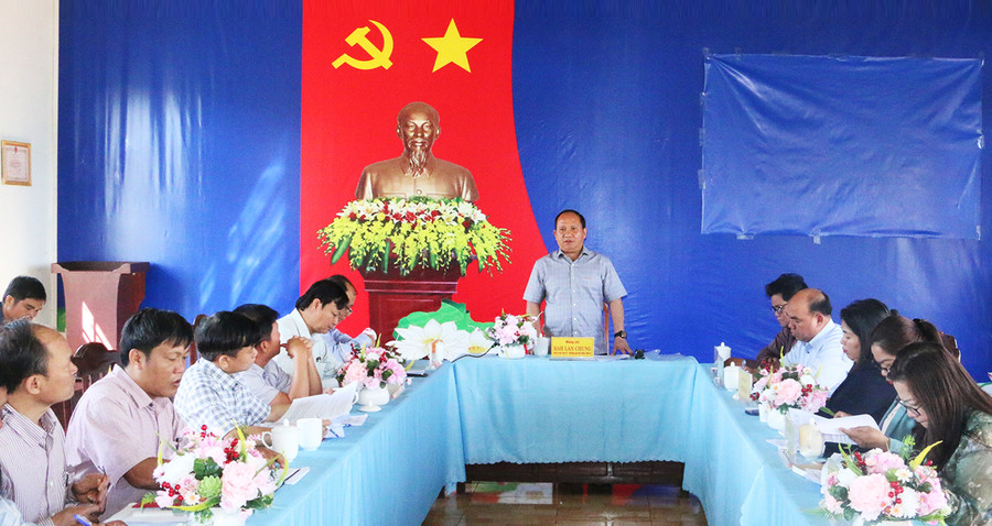 Quang cảnh buổi làm việc của Phó Bí thư Tỉnh ủy, Trưởng ban Nội chính Tỉnh ủy Rah Lan Chung với hệ thống chính trị làng Thơ Ga B. Ảnh: Quang Tấn