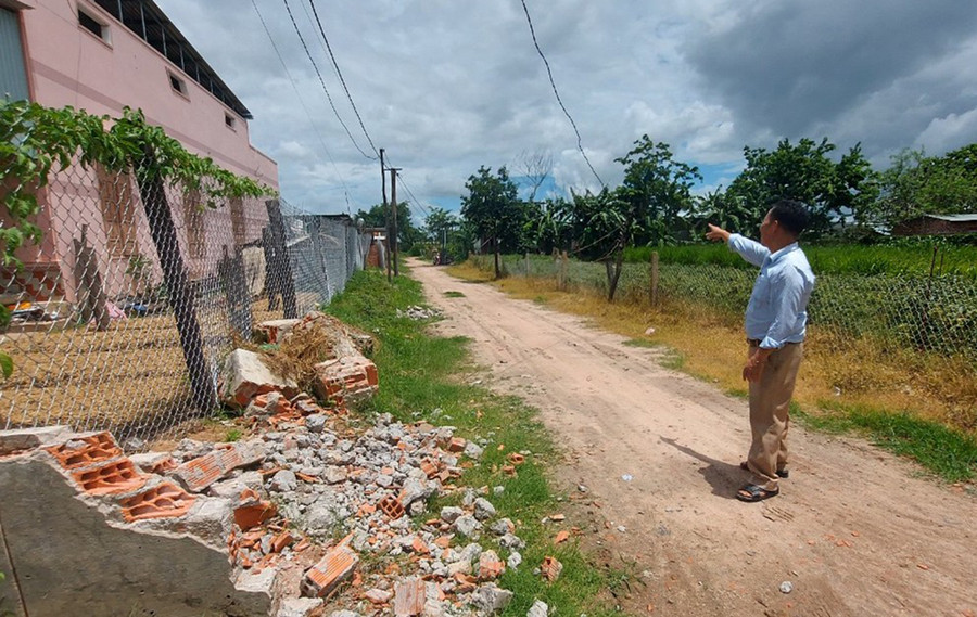 Gia đình ông Phùng Văn Sau (tổ 13, thị trấn Phú Thiện) tự đập tường rào và tự nguyện hiến đất làm đường. Ảnh: T.D Gia đình ông Phùng Văn Sau (tổ 13, thị trấn Phú Thiện) tự đập tường rào và tự nguyện hiến đất làm đường. Ảnh: T.D