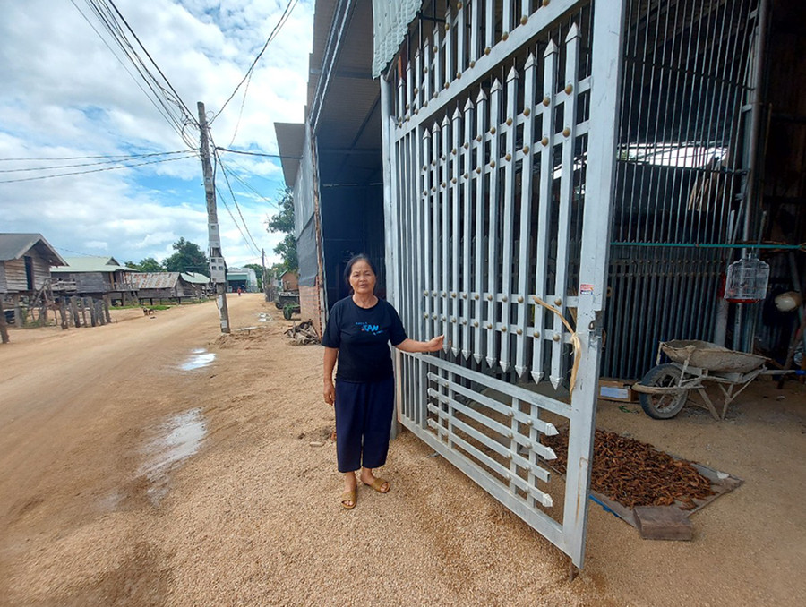 Gia đình bà Nông Thị Mui (tổ 12) hiến 25 m2 đất và dời hàng rào sắt vào sát nhà để thi công đường giao thông ở tổ. Ảnh: Thiên Di Gia đình bà Nông Thị Mui (tổ 12) hiến 25 m2 đất và dời hàng rào sắt vào sát nhà để thi công đường giao thông ở tổ. Ảnh: Thiên Di