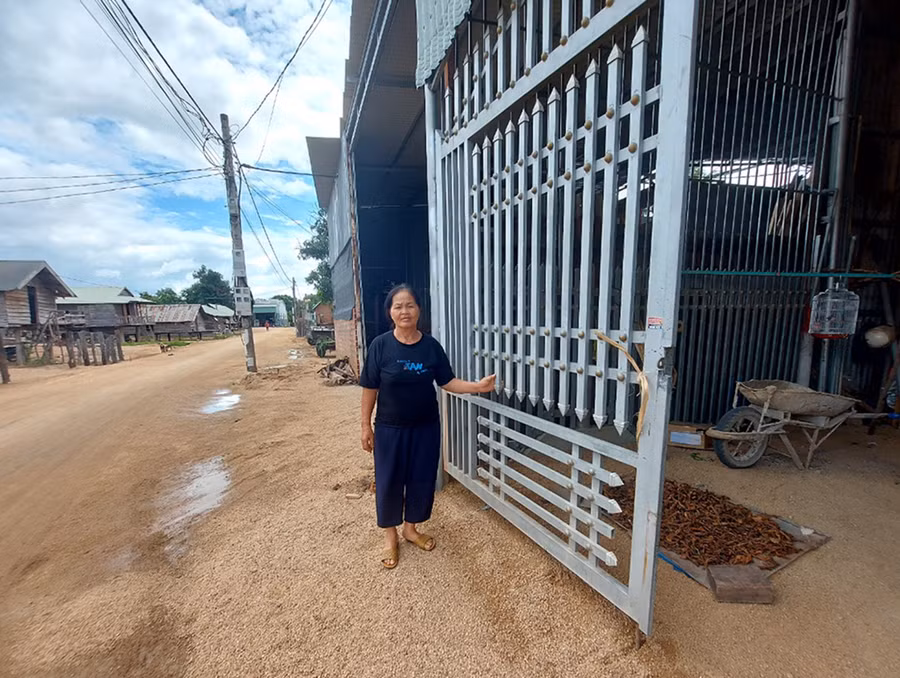 Gia đình bà Nông Thị Mui (tổ 12) hiến 25 m2 đất và dời hàng rào sắt vào sát nhà để thi công đường giao thông ở tổ. Ảnh: Thiên Di