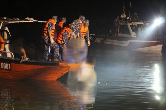 Lực lượng cứu hộ cứu nạn tìm thấy và trục vớt một nạn nhân trong vụ máy bay trực thăng Bell 505 rơi trên biển.