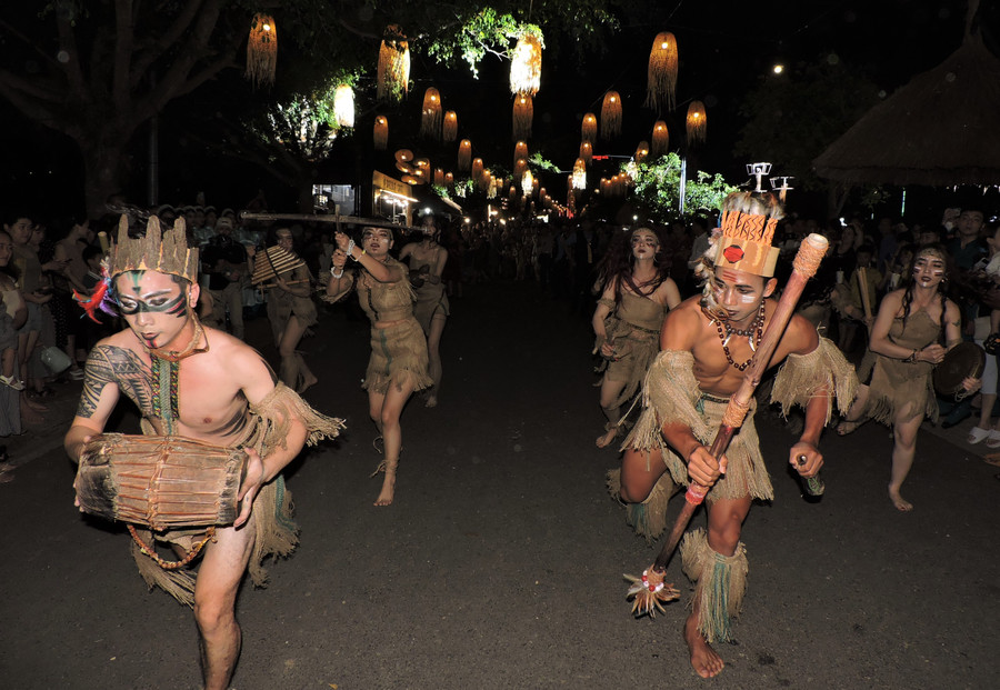 Biểu diễn văn nghệ tại phố đêm. Ảnh: TH Biểu diễn văn nghệ tại phố đêm. Ảnh: TH