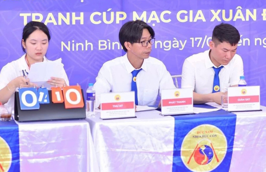 Võ sư Phạm Đăng Khoa giữ vai trò Tổng trọng tài tại các giải đấu Nhị khúc côn (ảnh nhân vật cung cấp).