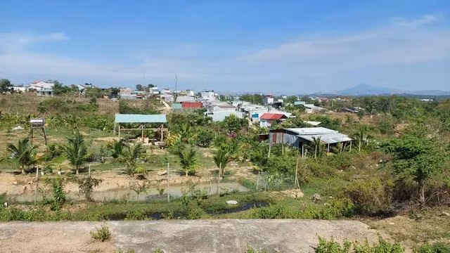 Nhiều trường hợp xây dựng trái phép tại khu vực công cộng của P.Duy Tân. Ảnh: Đức Nhật