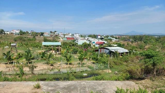 Nhiều trường hợp xây dựng trái phép tại khu vực công cộng của P.Duy Tân. Ảnh: Đức Nhật