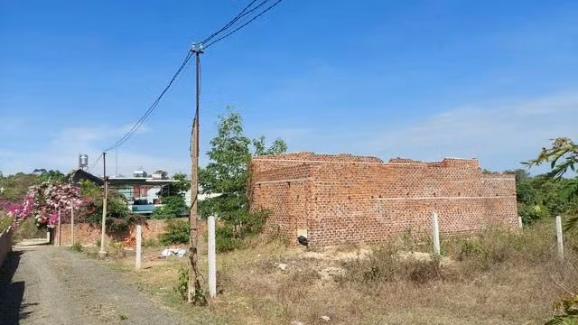 Một trường hợp xây nhà vào ban đêm bị lực lượng chức năng P.Duy Tân phát hiện, lập biên bản. Ảnh: Đức Nhật