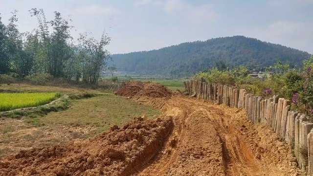 UBND TT.Măng Đen vừa xử phạt một trường hợp có hành vi hủy hoại đất. Ảnh: Đức Nhật