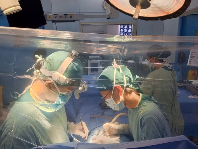 Bé 2 tuổi mắc bệnh hiếm gặp ở trẻ em, lần đầu ghi nhận tại Việt Nam - Ảnh 1. Bác sĩ trong quá trình can thiệp cứu bệnh nhi. Ảnh:N.T