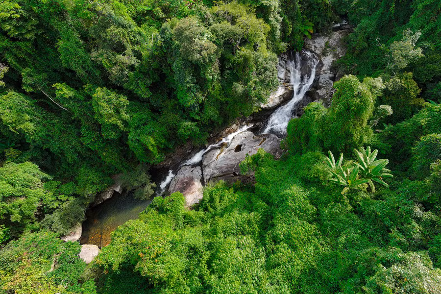 Tầng trên cùng là một thác nước nhỏ giữa bốn bề cây rừng xanh biếc