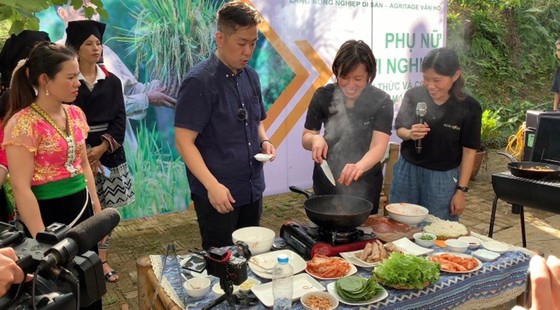 Christine Hà nấu ăn cùng phụ nữ người dân tộc thiểu số ở Làng nông nghiệp di sản Agritage Vân Hồ, Bản Bướt, Hòa Bình. Ảnh: M.HẰNG