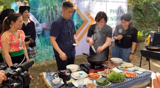 Christine Hà nấu ăn cùng phụ nữ người dân tộc thiểu số ở Làng nông nghiệp di sản Agritage Vân Hồ, Bản Bướt, Hòa Bình. Ảnh: M.HẰNG