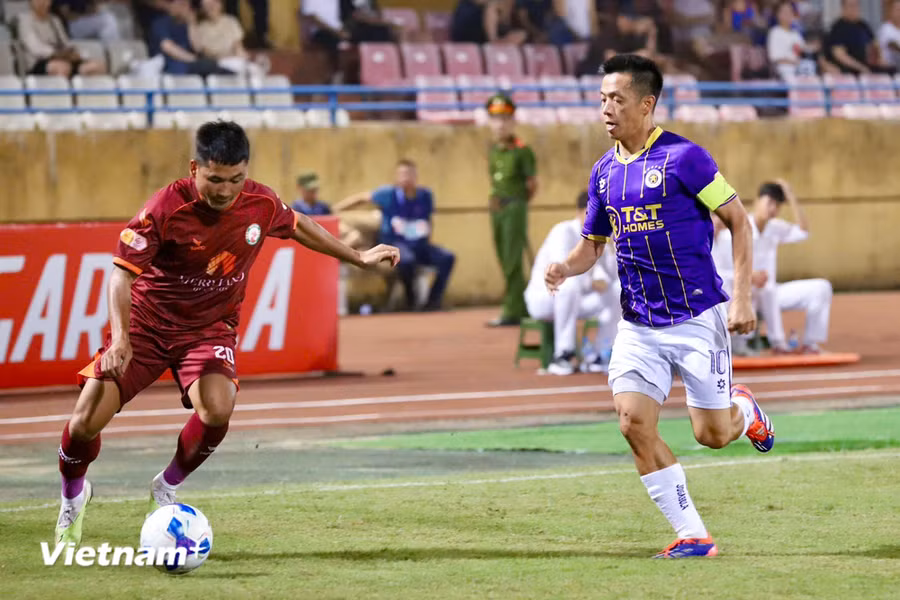 Đội trưởng Văn Quyết (áo tím) sắm vai "người hùng" khi ghi bàn thắng duy nhất giúp Hà Nội FC giành trọn 3 điểm ở trận mở màn V-League 2024-2025. (Ảnh: Việt Anh/Vietnam+) Đội trưởng Văn Quyết (áo tím) sắm vai "người hùng" khi ghi bàn thắng duy nhất giúp Hà Nội FC giành trọn 3 điểm ở trận mở màn V-League 2024-2025. (Ảnh: Việt Anh/Vietnam+)