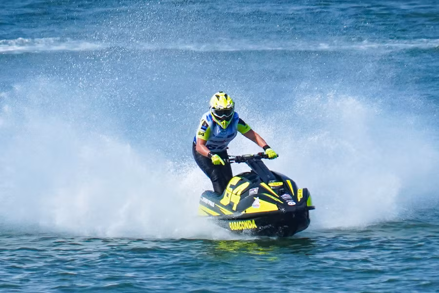 Tay đua nữ Jasmiin Ypraus (Estonia, mang số hiệu 64) về Nhất ở hạng mục Ski Ladies. (Ảnh: Việt Anh/Vietnam+)